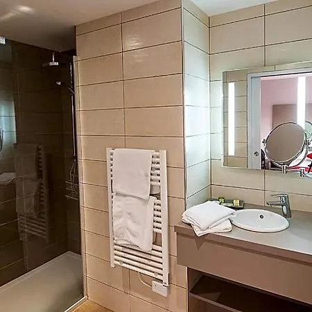 Logis - Restaurant La Sapiniere - Proche Saint Omer Otel 3*